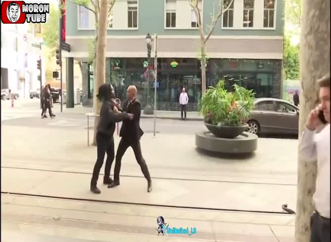 Video :Unfortunately, a brawl breaks out at a San Jose (USA) mayor's interview